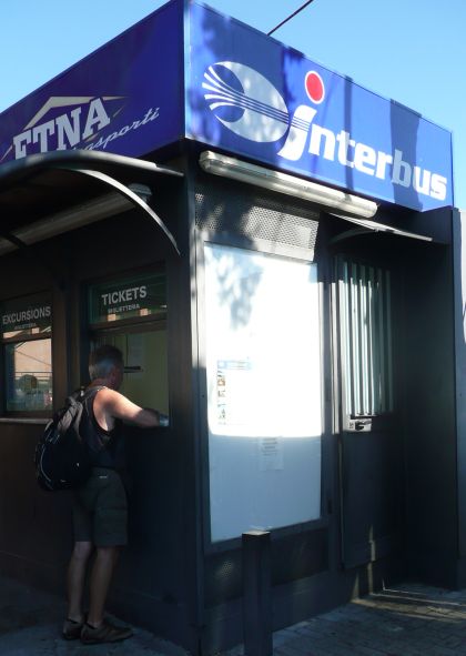 Z autobusového nádraží v Taormině