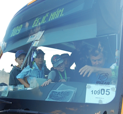 Z prohlídky autobusového nádraží Brno - Zvonařka. Parkování na střeše a zázemí 