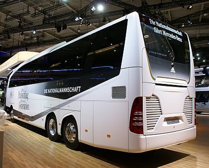 IAA Hannover XII. - poločas: Mercedes-Benz, Setra a fotbal