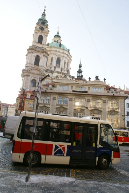 Konec elektrobusů v Praze - zatím? Minibusy Zeus se vrátily do Itálie