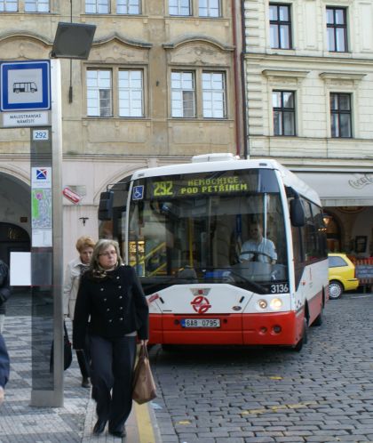 Konec elektrobusů v Praze - zatím? Minibusy Zeus se vrátily do Itálie