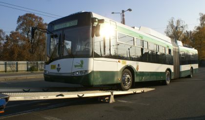 Fotoreportáž z nakládání plzeňského trolejbusu 530 před transportem do Prahy