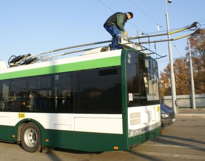 Fotoreportáž z nakládání plzeňského trolejbusu 530 před transportem do Prahy