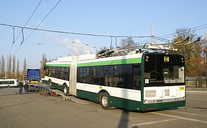 Fotoreportáž z nakládání plzeňského trolejbusu 530 před transportem do Prahy