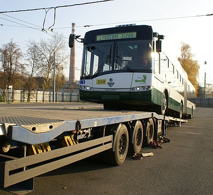 Fotoreportáž z nakládání plzeňského trolejbusu 530 před transportem do Prahy