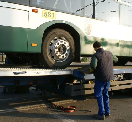 Fotoreportáž z nakládání plzeňského trolejbusu 530 před transportem do Prahy