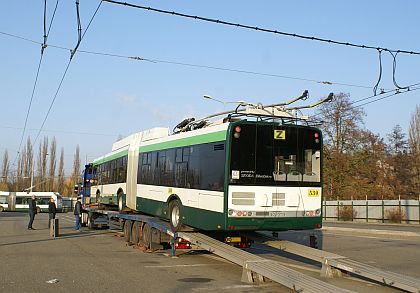 Fotoreportáž z nakládání plzeňského trolejbusu 530 před transportem do Prahy