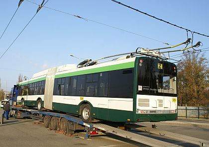 Fotoreportáž z nakládání plzeňského trolejbusu 530 před transportem do Prahy