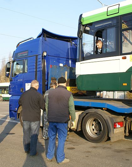 Fotoreportáž z nakládání plzeňského trolejbusu 530 před transportem do Prahy