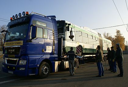 Fotoreportáž z nakládání plzeňského trolejbusu 530 před transportem do Prahy