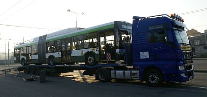 Fotoreportáž z nakládání plzeňského trolejbusu 530 před transportem do Prahy