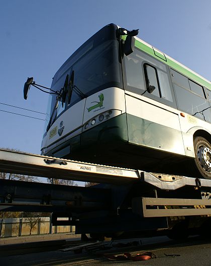 Fotoreportáž z nakládání plzeňského trolejbusu 530 před transportem do Prahy