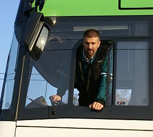 Fotoreportáž z nakládání plzeňského trolejbusu 530 před transportem do Prahy