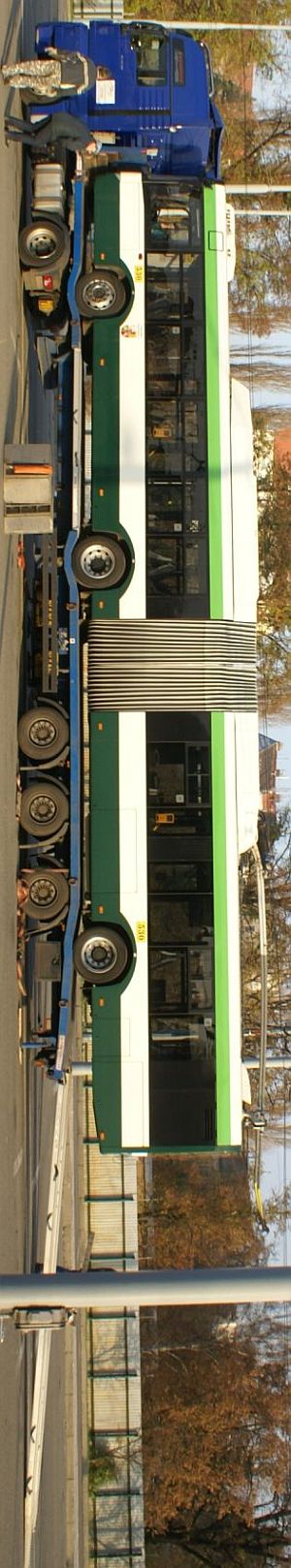 Fotoreportáž z nakládání plzeňského trolejbusu 530 před transportem do Prahy