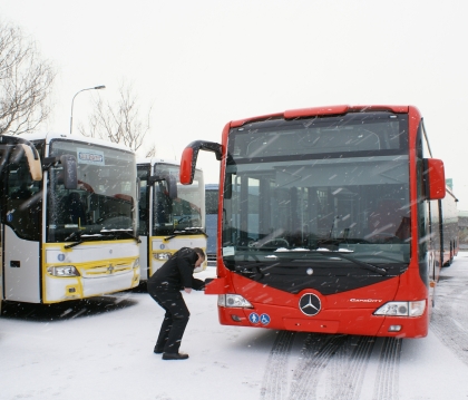 Úvodní záběry: Mercedes-Benz CapaCity  pro Bratislavu na zastávce v Praze