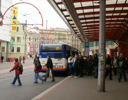 Terminál Fügnerova je živým dopravním uzlem v centru města