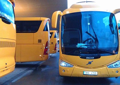 Aktuálně ze Španělska: Žluté autokary odjíždějí do České republiky 