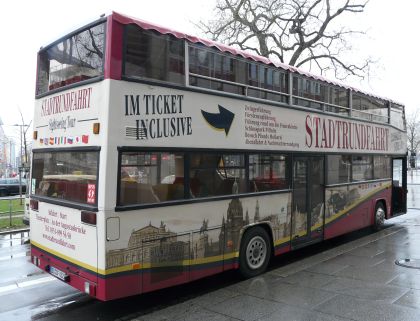 Dopravní pohlednice z Drážďan I. Hop On Hop Off, autobus DB do Berlína