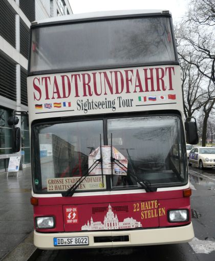 Dopravní pohlednice z Drážďan I. Hop On Hop Off, autobus DB do Berlína