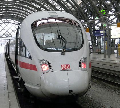 Dopravní pohlednice z Drážďan I. Hop On Hop Off, autobus DB do Berlína
