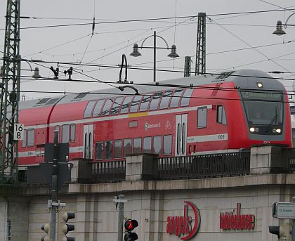 Dopravní pohlednice z Drážďan I. Hop On Hop Off, autobus DB do Berlína