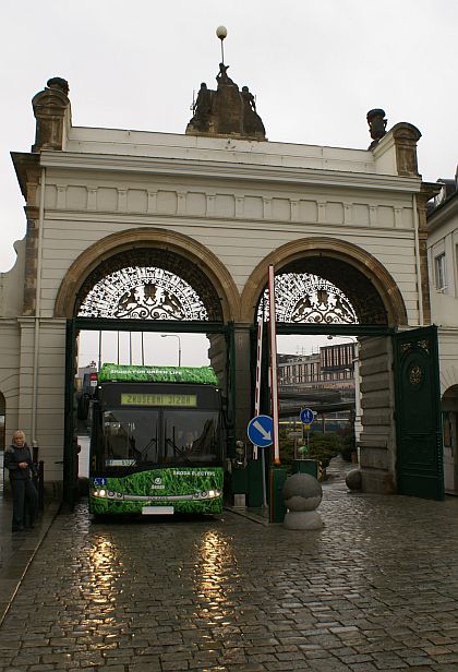 Sériový hybrid Škoda H 12 v karosérii Solaris se dnes představil v Plzni