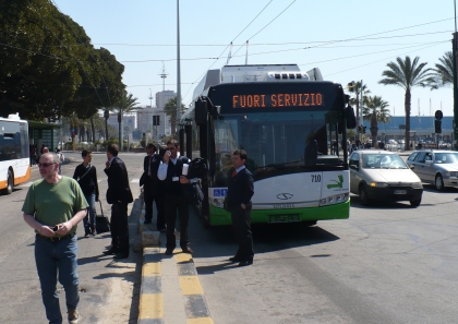 Nové  trolejbusy s elektrovýzbrojí z Plzně   v provozu pod palmami na Sardinii