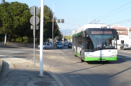 Nové  trolejbusy s elektrovýzbrojí z Plzně   v provozu pod palmami na Sardinii