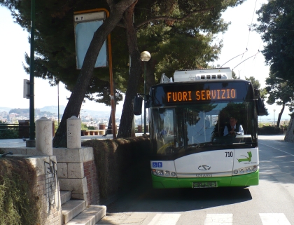 Nové  trolejbusy s elektrovýzbrojí z Plzně   v provozu pod palmami na Sardinii
