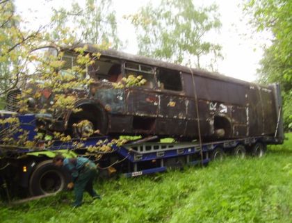 Záběry z vyprošťování stěhovacího vozu Jelcz