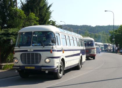 Lešany 2012 II. : Záběry z odjezdu kolony z Týnce nad Sázavou do muzea 