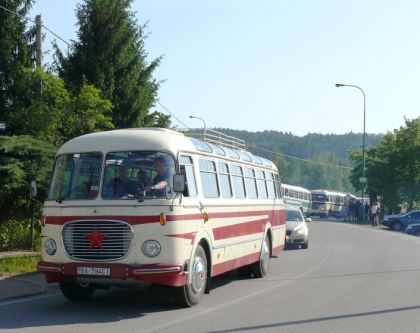 Lešany 2012 II. : Záběry z odjezdu kolony z Týnce nad Sázavou do muzea 