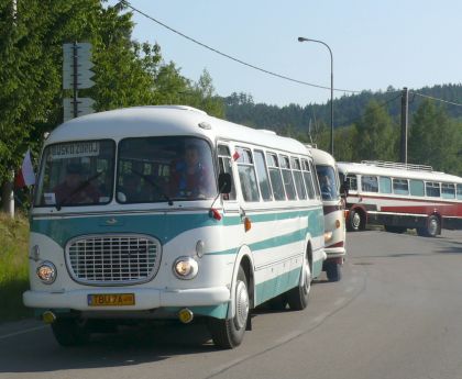 Lešany 2012 II. : Záběry z odjezdu kolony z Týnce nad Sázavou do muzea 