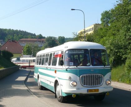 Lešany 2012 II. : Záběry z odjezdu kolony z Týnce nad Sázavou do muzea 