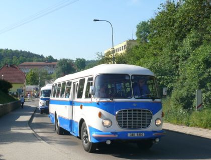 Lešany 2012 II. : Záběry z odjezdu kolony z Týnce nad Sázavou do muzea 