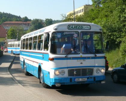 Lešany 2012 II. : Záběry z odjezdu kolony z Týnce nad Sázavou do muzea 