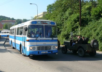 Lešany 2012 II. : Záběry z odjezdu kolony z Týnce nad Sázavou do muzea 