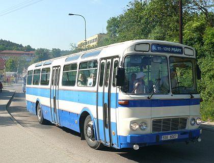 Lešany 2012 II. : Záběry z odjezdu kolony z Týnce nad Sázavou do muzea 