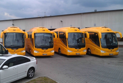 Stručně: Byly předány čtyři  ze šesti nových autobusů Volvo B13R 6X2
