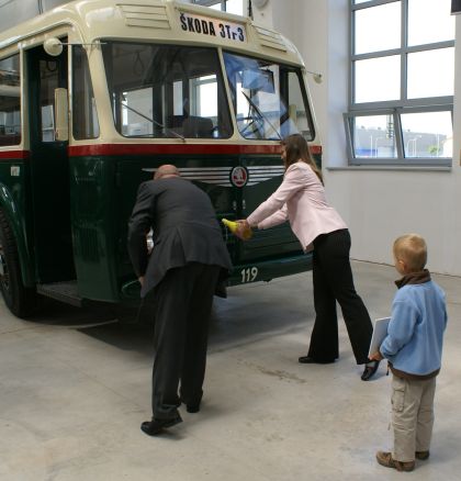 Renovovaný plzeňský trolejbus Škoda 3 Tr3 podruhé - z vernisáže v plzeňské