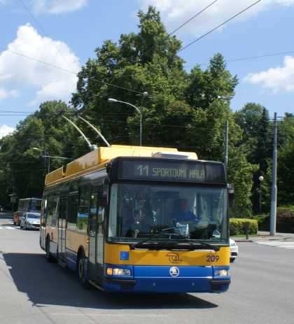 Busová pohlednice ze Zlína I: Záběry vozidel DSZO v ulicích a k tomu