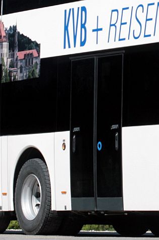 Nový VISEON LDD13: Nízkopodlažní třínápravový zájezdový doubledecker 12.6 m