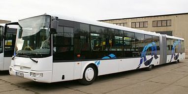 Slavnostní křest zatemněného autobusu Kavárny POTMĚ 