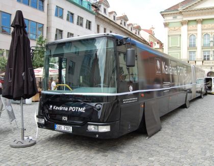 Slavnostní křest zatemněného autobusu Kavárny POTMĚ 