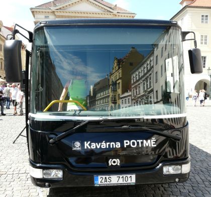 Slavnostní křest zatemněného autobusu Kavárny POTMĚ 