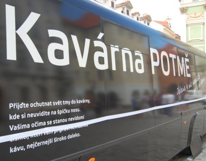 Slavnostní křest zatemněného autobusu Kavárny POTMĚ 