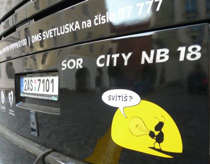 Slavnostní křest zatemněného autobusu Kavárny POTMĚ 