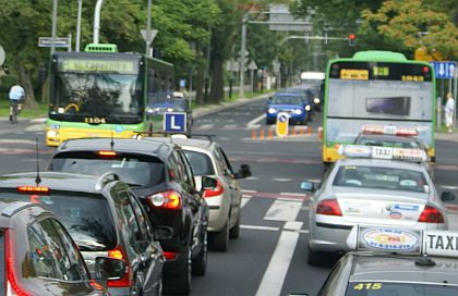 Autobuso-tramvajová pohlednice z Poznaně zejména na téma značky Solaris