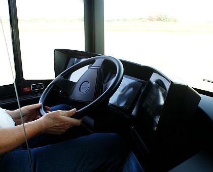 Tři autobusy Solaris na testování na polygonu Bednary: Elektrobus Urbino 8.9 m