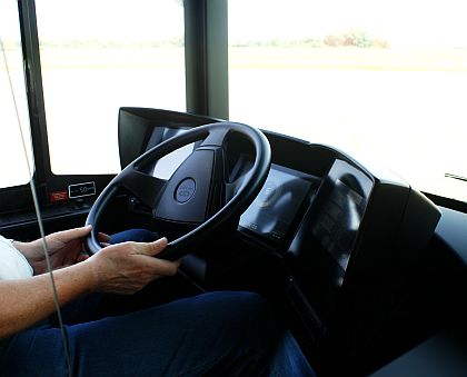 Tři autobusy Solaris  na testování na polygonu Bednary: Elektrobus Urbino 8.9 m